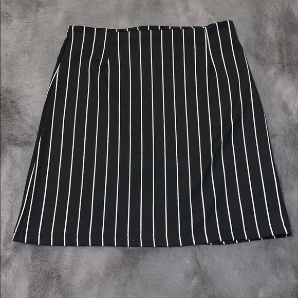 Black and white matching skirt and top set. - Picture 2 of 5